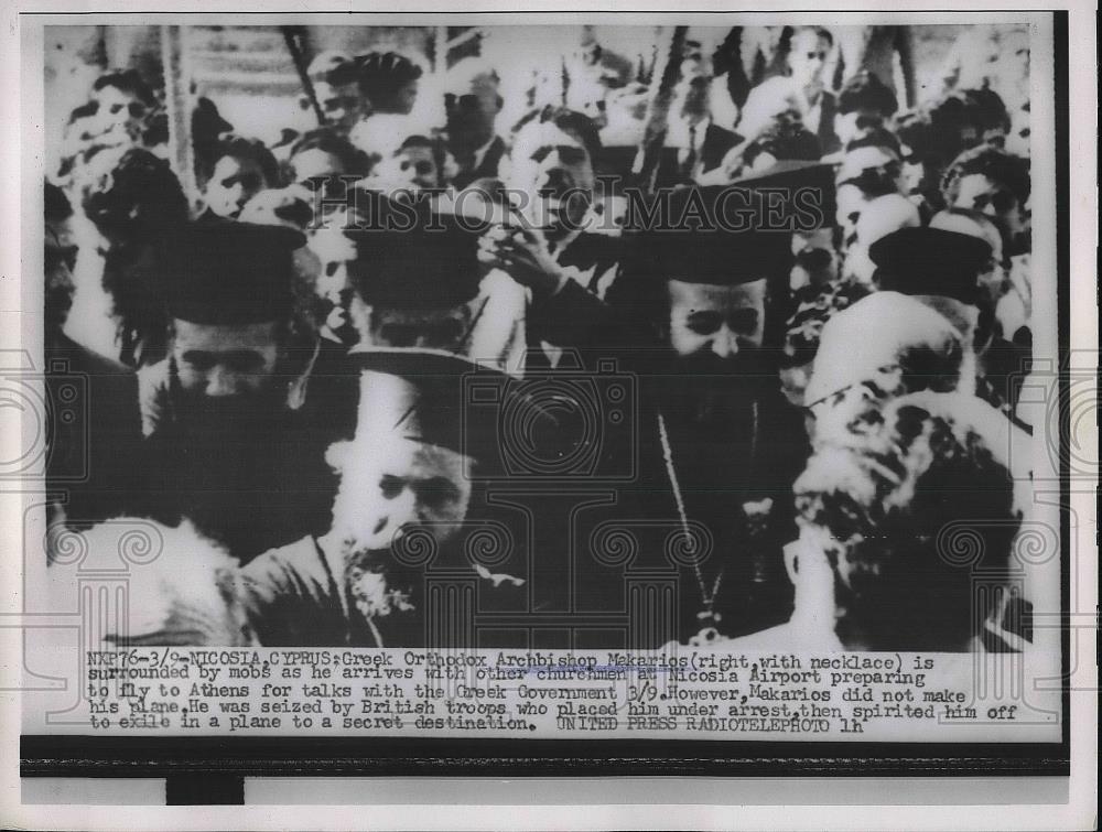 1956 Press Photo Cyprus President Archbishop Makarios Surrounded By Crowd - Historic Images