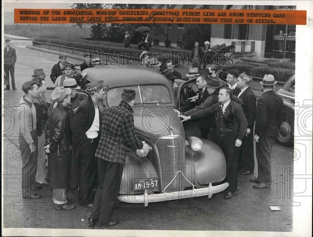 1941 Press Photo Picketers stopping car at Great Lakes till company - nea82895 - Historic Images