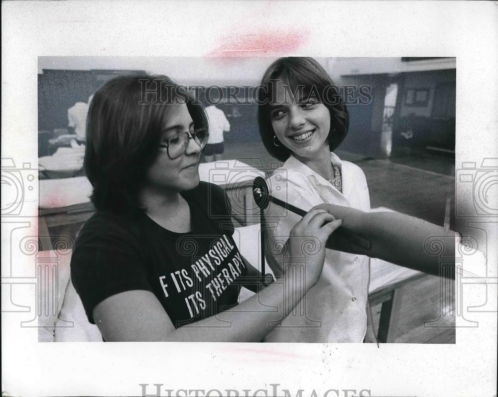 Press Photo Debbie Nemuaitis and Cindy Broz in physical therapy - nea84051 - Historic Images