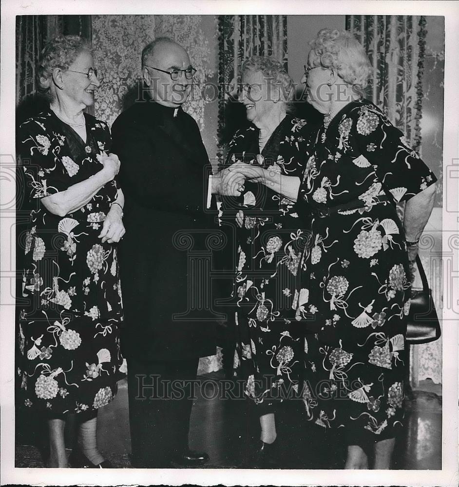 1952 Press Photo NY Francis Cardinal Spellman &amp; the Coughlin sisters - nea78762 - Historic Images