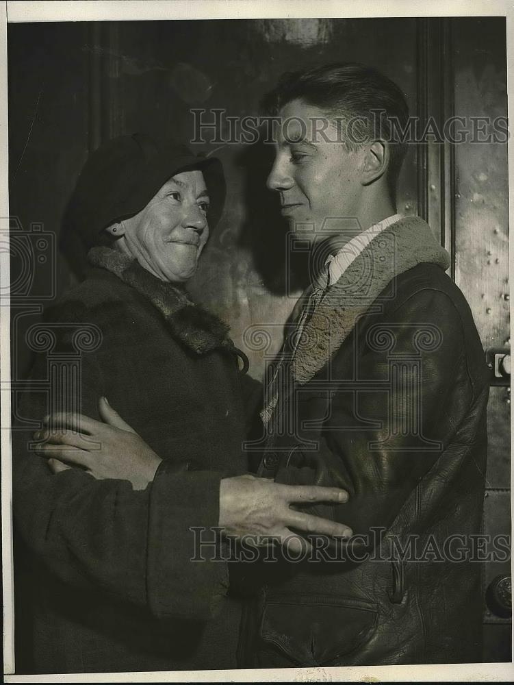 1931 Press Photo Daniel Seibert Reunited with Biological Mother - nea82147 - Historic Images