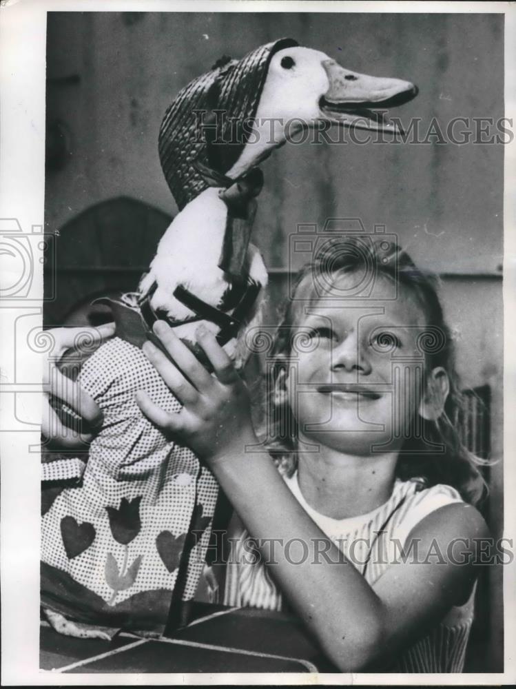 1960 Press Photo Louise Addison and her pet duck &quot;Quacky&quot; in pet parade - Historic Images