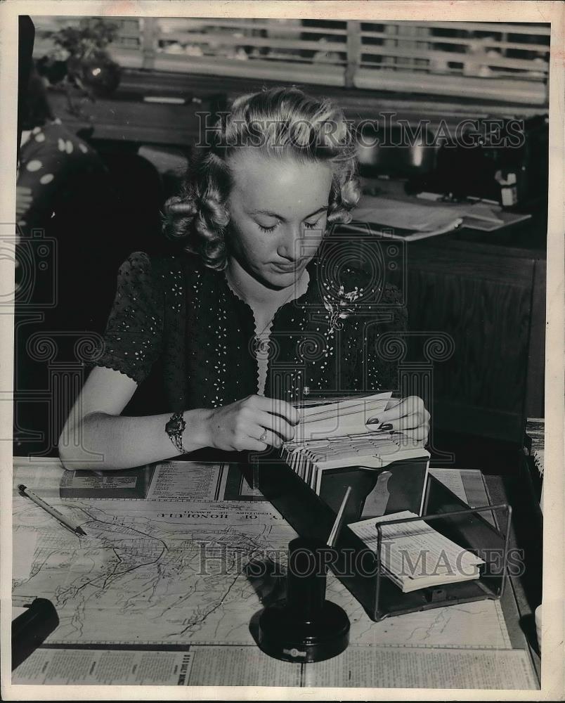 1944 Press Photo Miss Carolyn Waite USO housing information Clerk - nea83157 - Historic Images