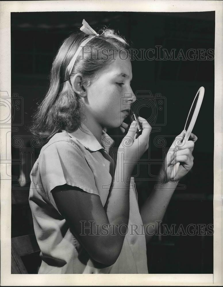 1944 Press Photo Catherine Maguffin Applies Lipstick, New York City Charm School - Historic Images