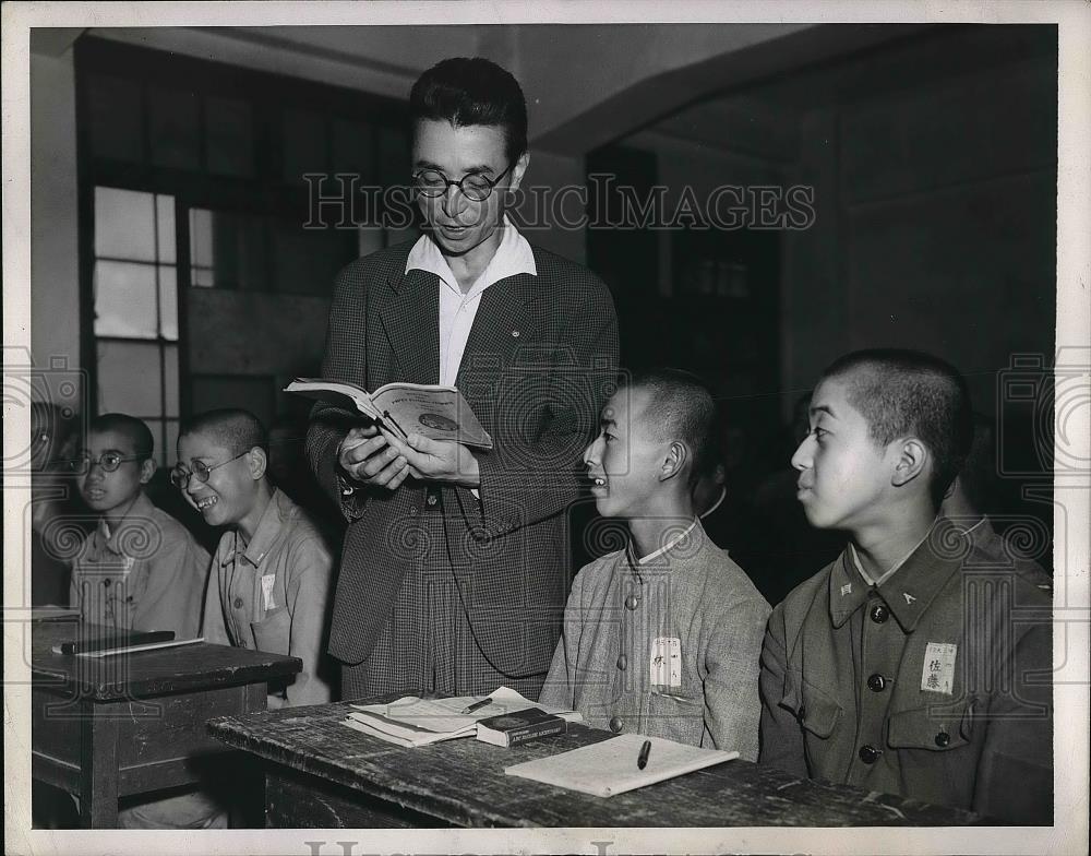 1945 Press Photo Mrs. S. Salton School Master Of Nakano-Cho Hakasha High School - Historic Images