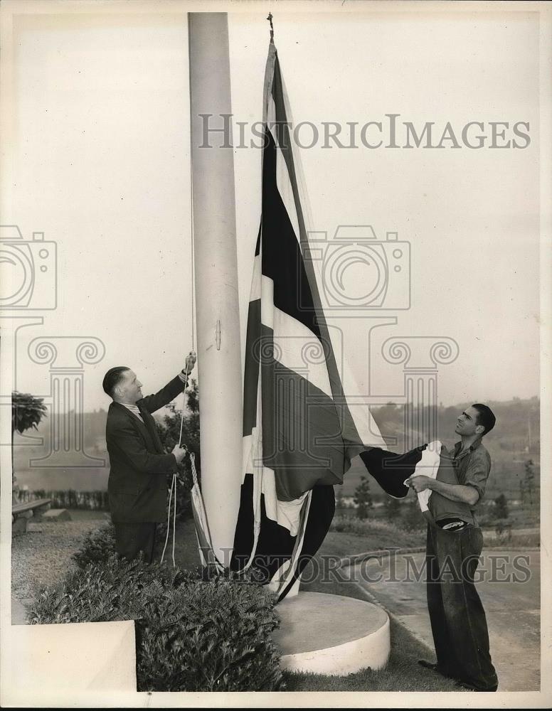 1940 Press Photo Raising British Flag at Sumnner City Hall - nea87919 - Historic Images