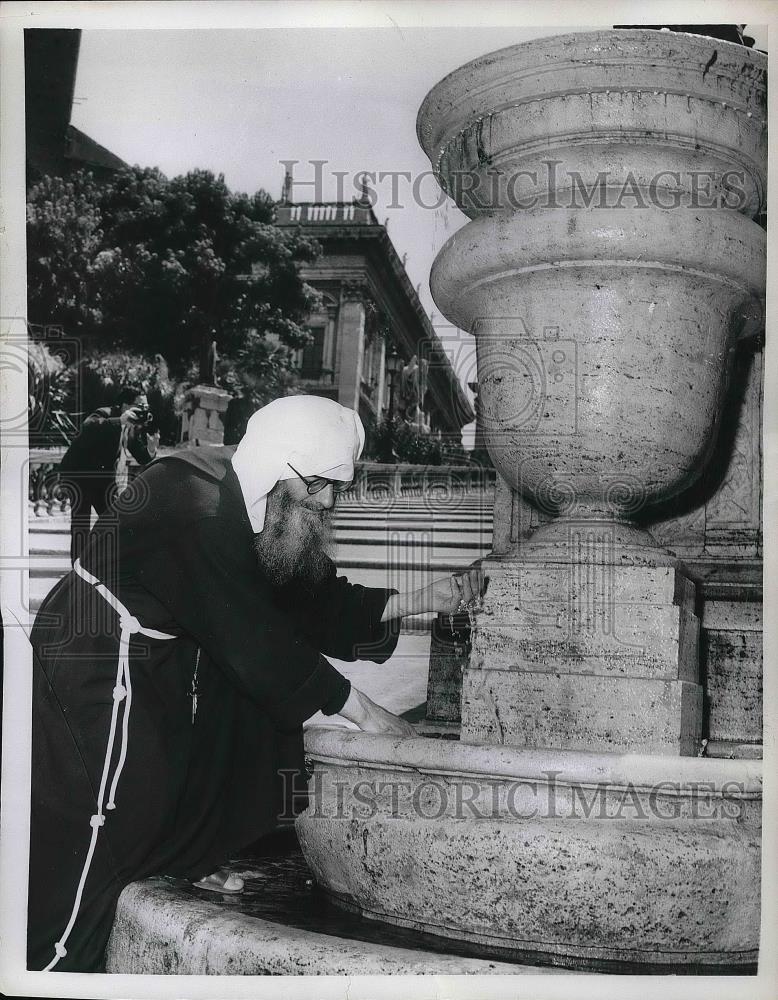 1956 Press Photo Bearded friar gets water from one of Rome's fountains - Historic Images