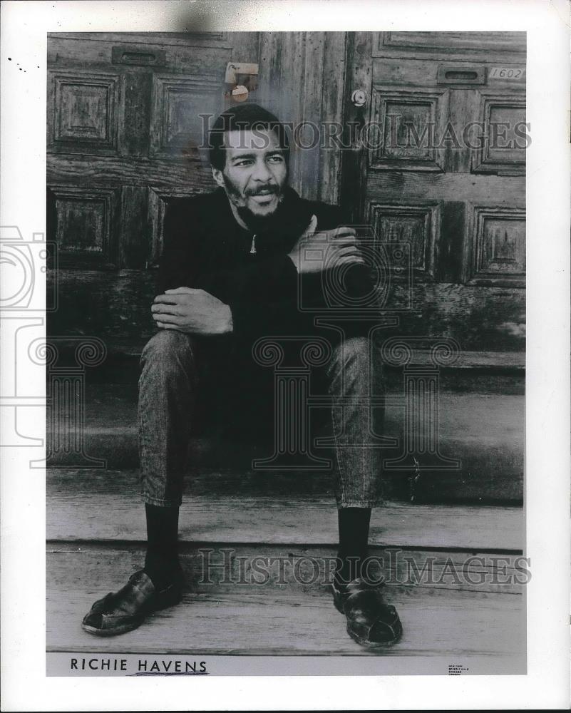 1969 Press Photo Singer Richie Havens Portrait Sitting at Doorstep - nea91323 - Historic Images