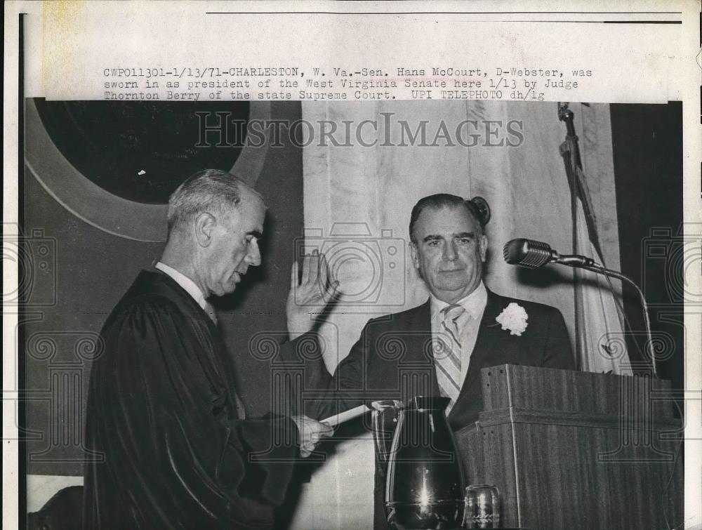 1971 Press Photo Senator Hans McCourt Being Sworn In As Senate President - Historic Images