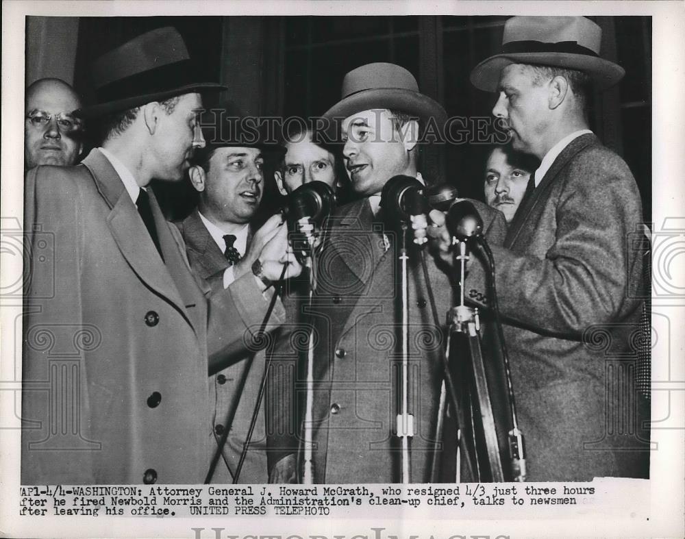 1962 Press Photo Atty. Gen. Howard Graf speaking with reporters - nea83993 - Historic Images