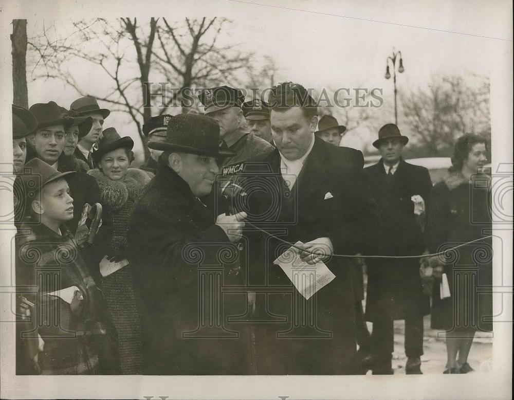 1939 Press Photo NYC Mayor LaGuardia speaks over a radio - nea79026 - Historic Images
