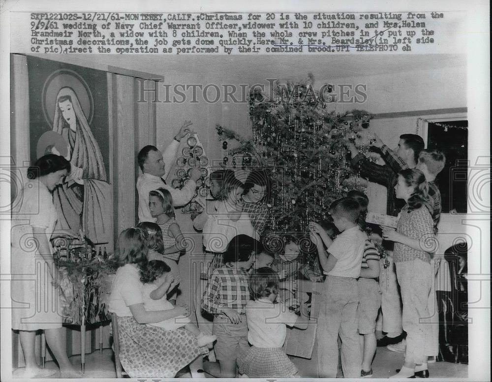 1961 Press Photo Mr. &amp; Mrs. Beardsley with children putting up the Christmas - Historic Images