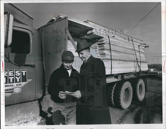 1968 Press Photo Rodger Pealer & Robert Proposal Forest City - nea91507 - Historic Images