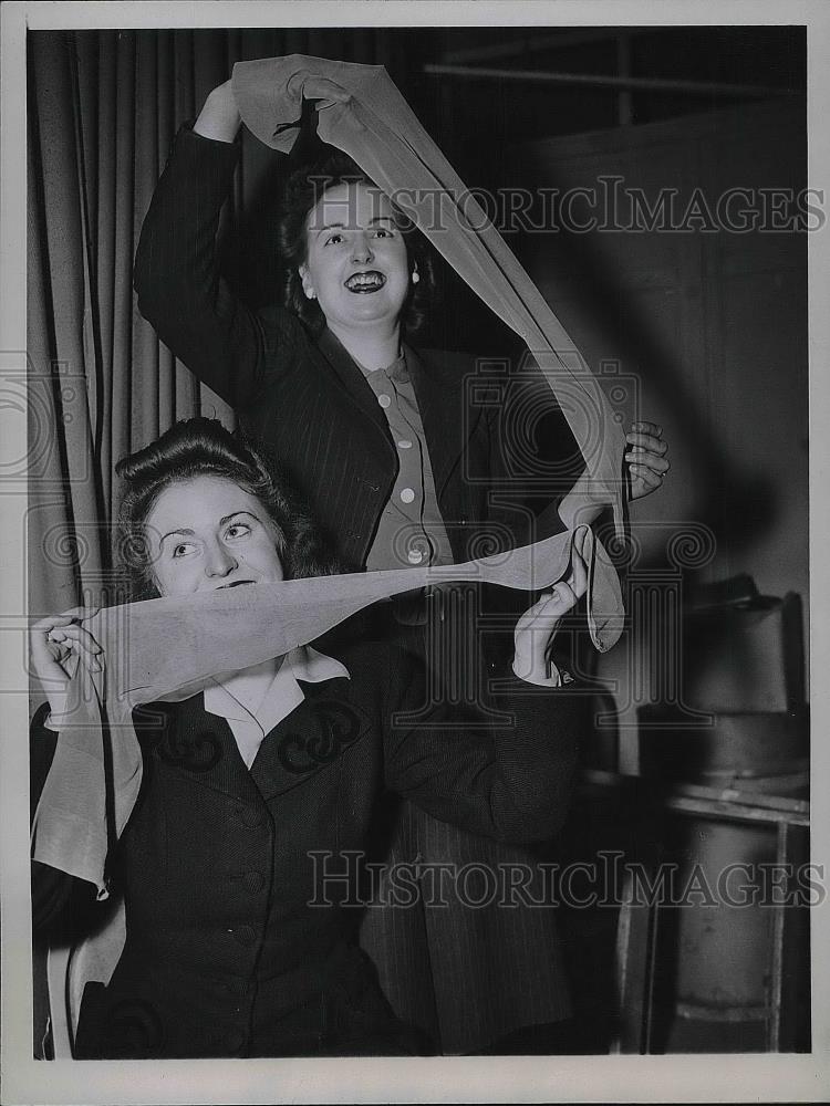 1946 Press Photo Mrs. Mary DeSort &amp; Mrs. Eileen Bouras English war brides - Historic Images