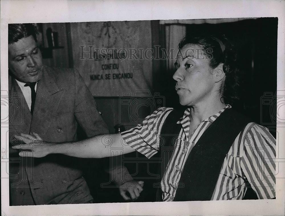 1945 Press Photo Playboy Antonio Bento &amp; Maria L Neubauer in custody for murder - Historic Images