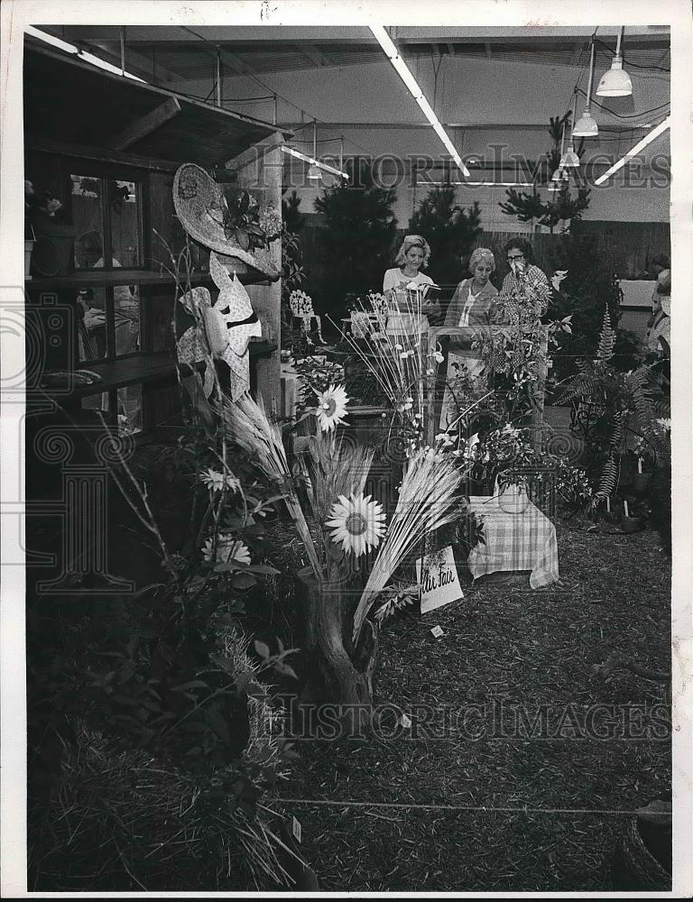 1977 Press Photo Display in the Flower and Garden Building, Berea Fair - Historic Images