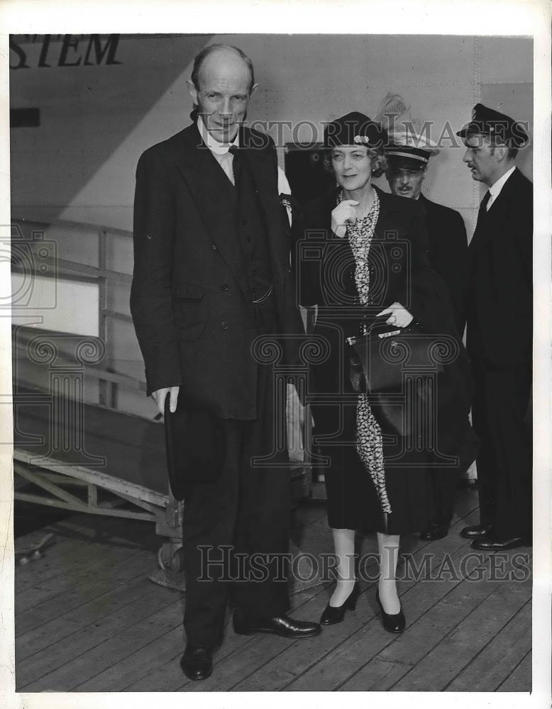 1941 Press Photo Lord Halifax, British Amb. to U.S and Wife in Dixie Clipper. - Historic Images