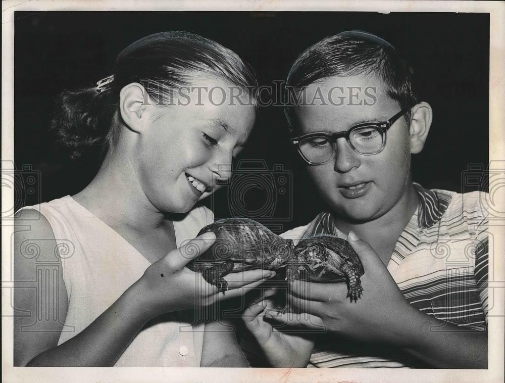 1959 Press Photo Ann &amp; John Rutkowski With A Turtle - nea89087 - Historic Images