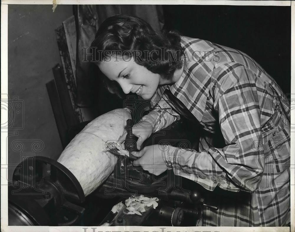1938 Press Photo LA, Calif. Barbara Drew demonstrates a lab lathe - nea83279 - Historic Images