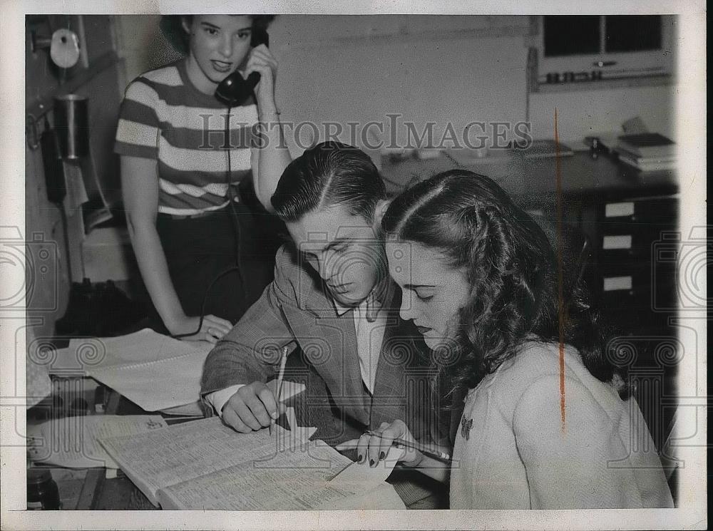 1946 Press Photo Dana Olsen, David McCoy, Students for Federal World Government - Historic Images