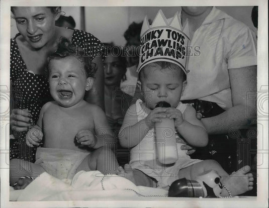 1955 Press Photo Carol Gronwaldt and Laurie Benson after competing in baby race - Historic Images