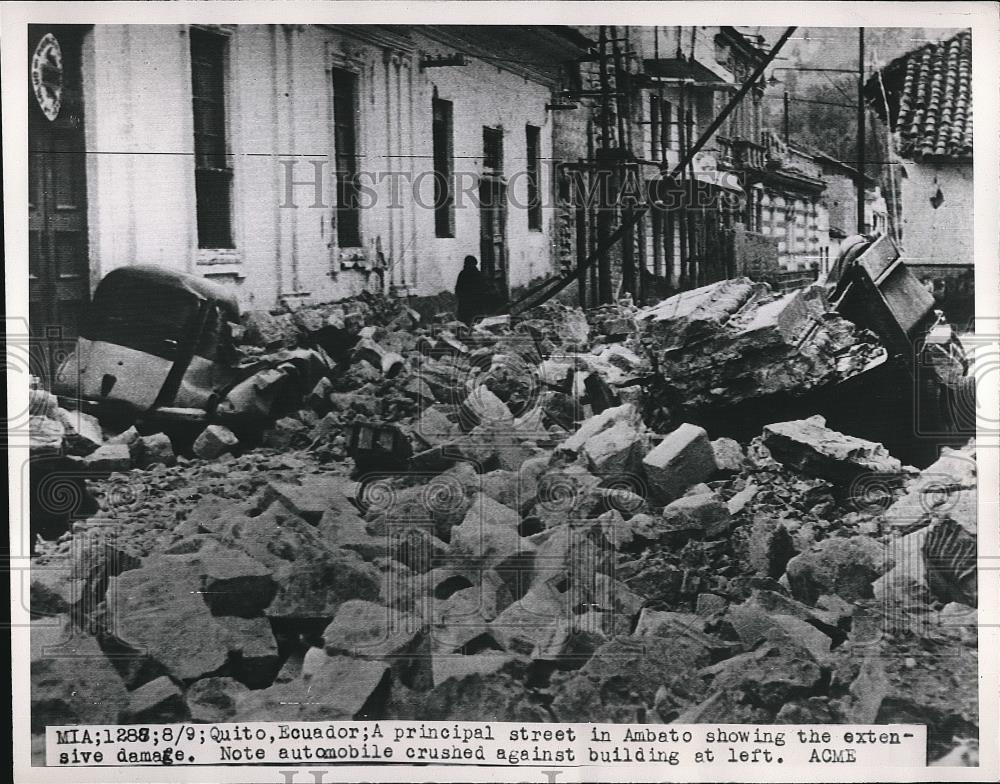 1949 Press Photo Aftermath of the quake in the street of Ambato in Ecuador. - Historic Images