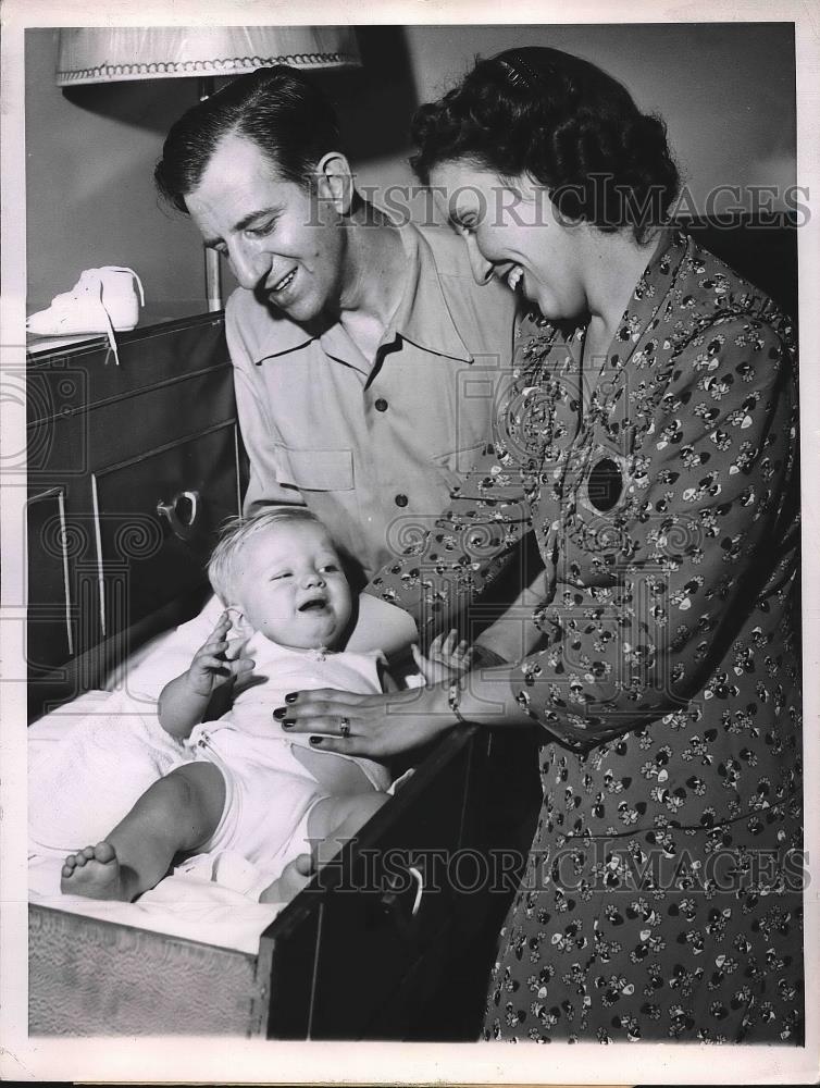 1944 Press Photo Mr. and Mrs. Andy Quaid of Chicago with their son Stephen - Historic Images