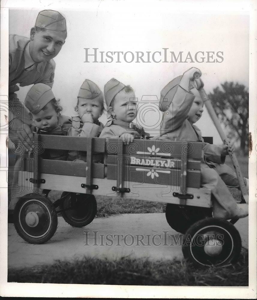 1942 Press Photo Charles Thomas with siblings Beulah, Martine, Mildred and John - Historic Images