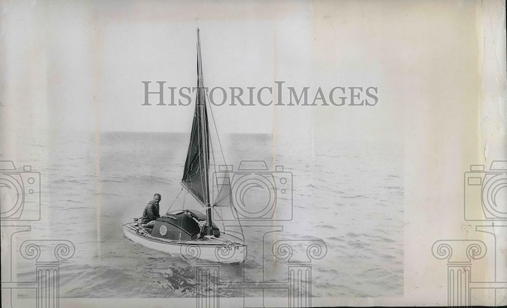 1965 Press Photo Newsman Robert Marry at Tiller of Sailboat Tinkerbelle - Historic Images