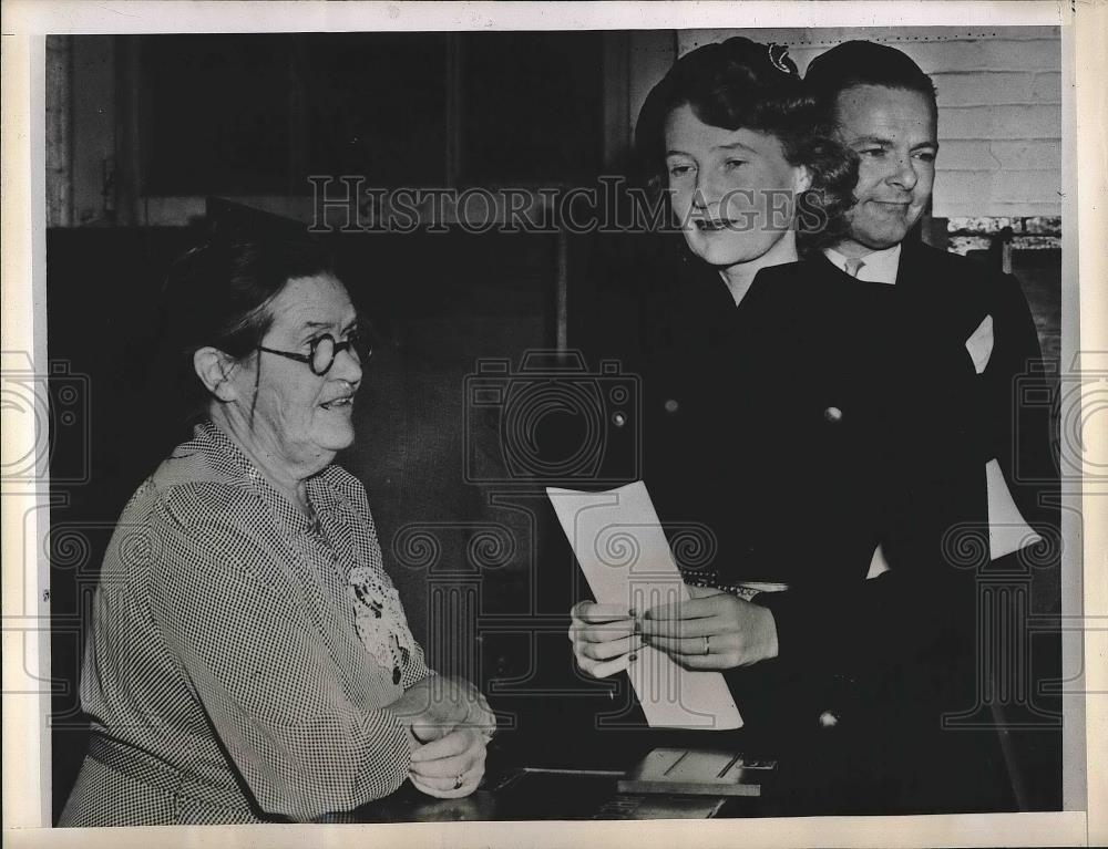 1946 Press Photo Mr. &amp; Mrs. Henry Cabot Lodge Jr. as they cast their vote at the - Historic Images