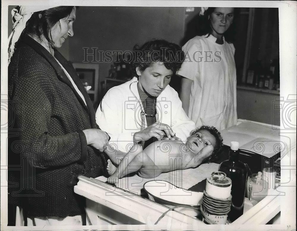 1946 Press Photo English Doctor Eleanor Singer Examines One Year Old - nea77861 - Historic Images