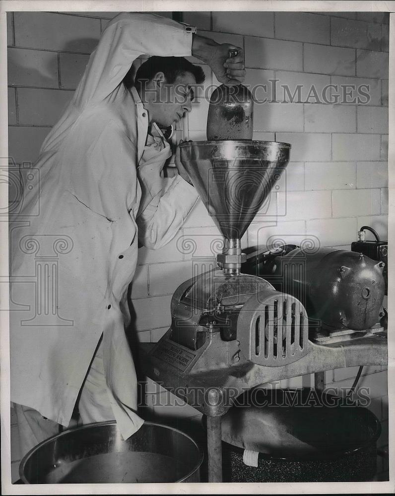 1949 Press Photo Coffee Grinder Armour Laboratories Employee - nea79951 - Historic Images