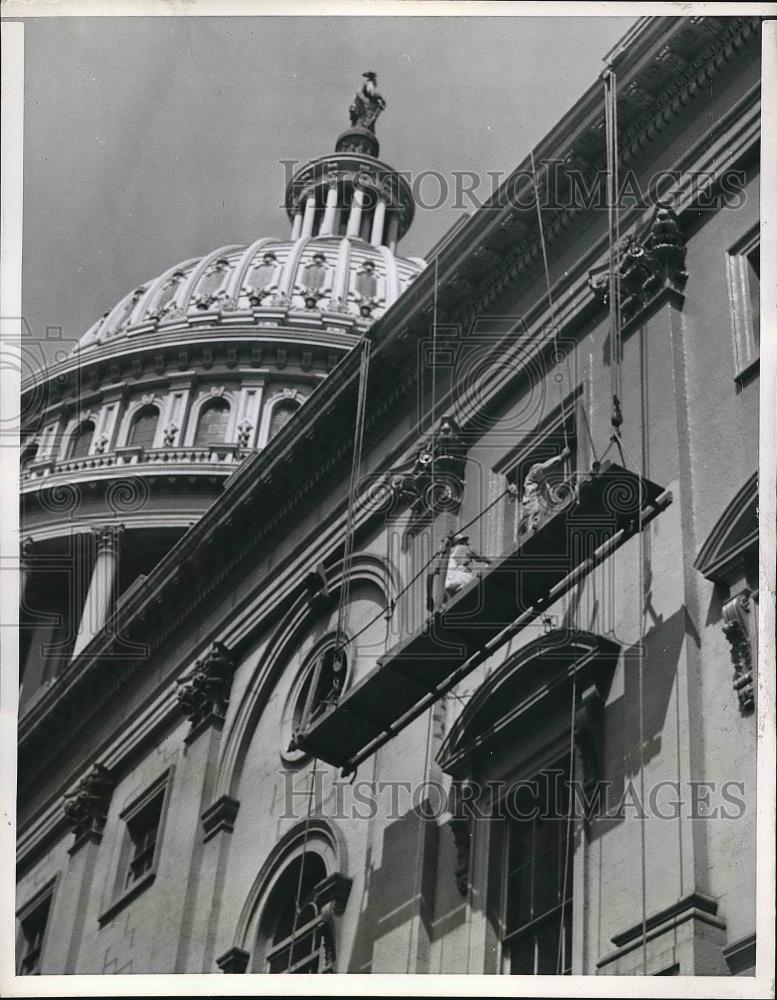 1944 Press Photo Painters at work on the Capitol building in D.C. - nea84318 - Historic Images