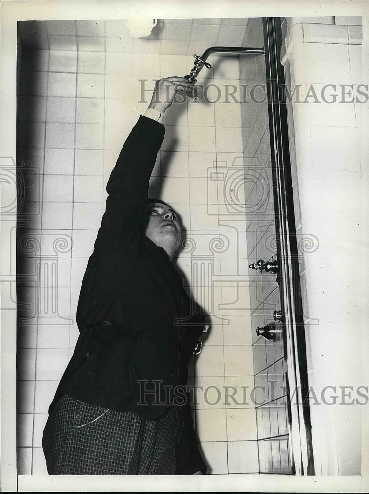 1937 Press Photo John Rouse in Ickes Bathroom, Dept. of The Interior Building - Historic Images