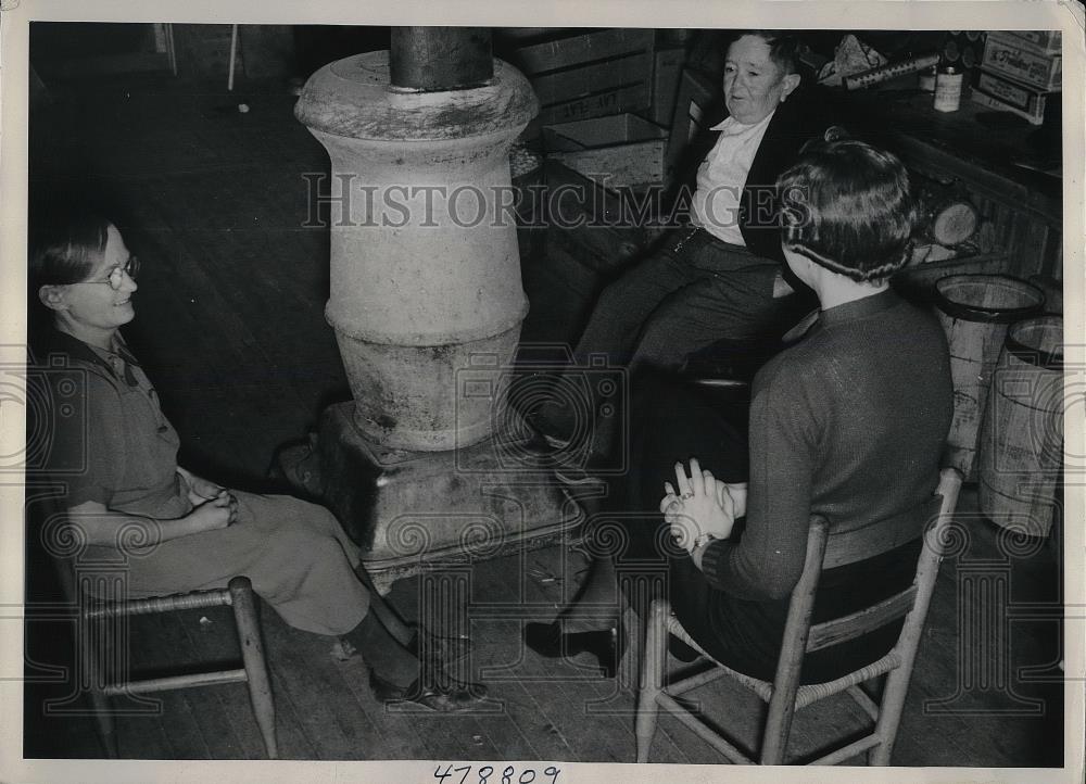 1938 Press Photo Elvin Beans &amp; a visitor at Little Beans Road, N.C. - nea78981 - Historic Images