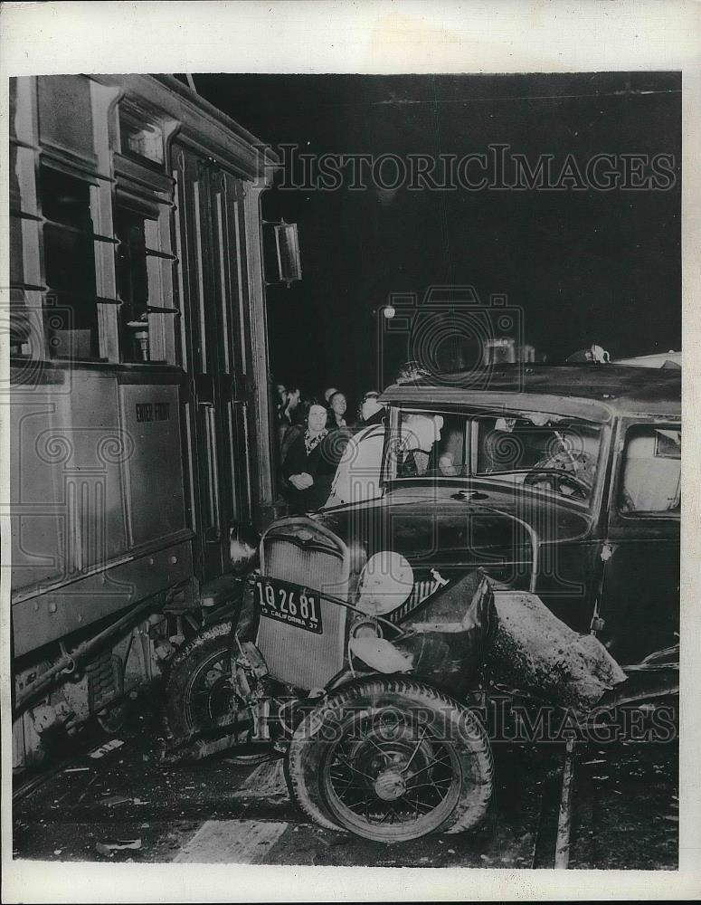 1938 Press Photo car wrecks into trolley car - Historic Images