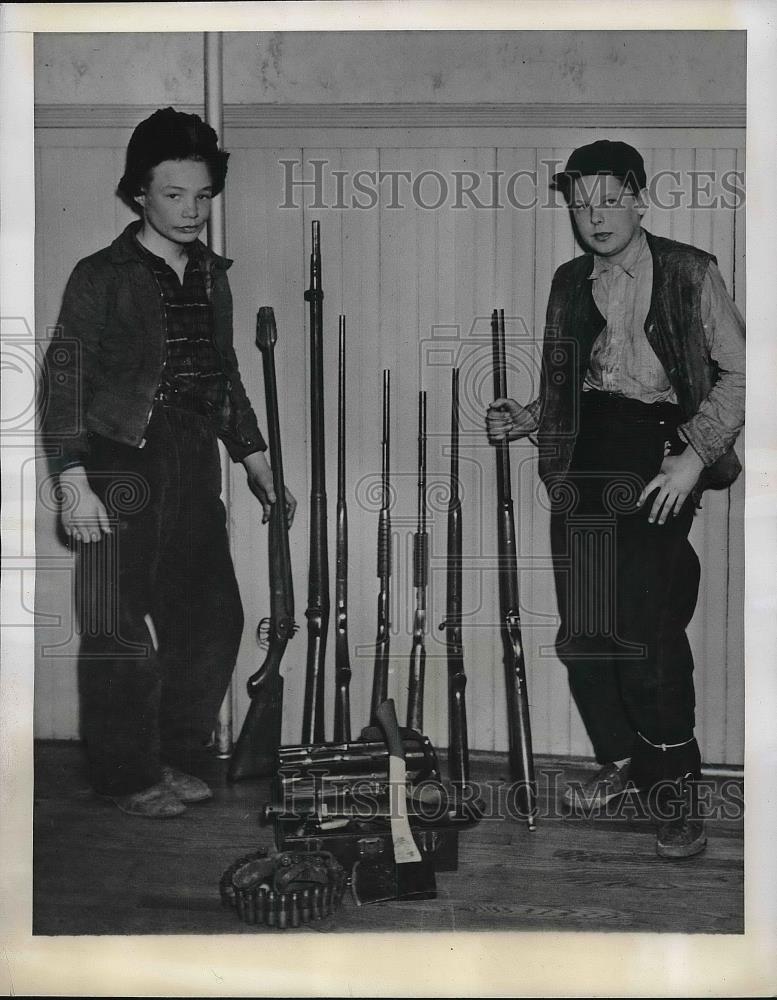 1941 Press Photo Young Banditti William Hunter and Emmet Jones with their guns. - Historic Images