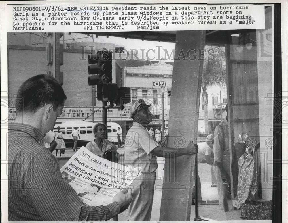 1961 Press Photo Resident reads news on Hurricane Carla, downtown New Orleans - Historic Images