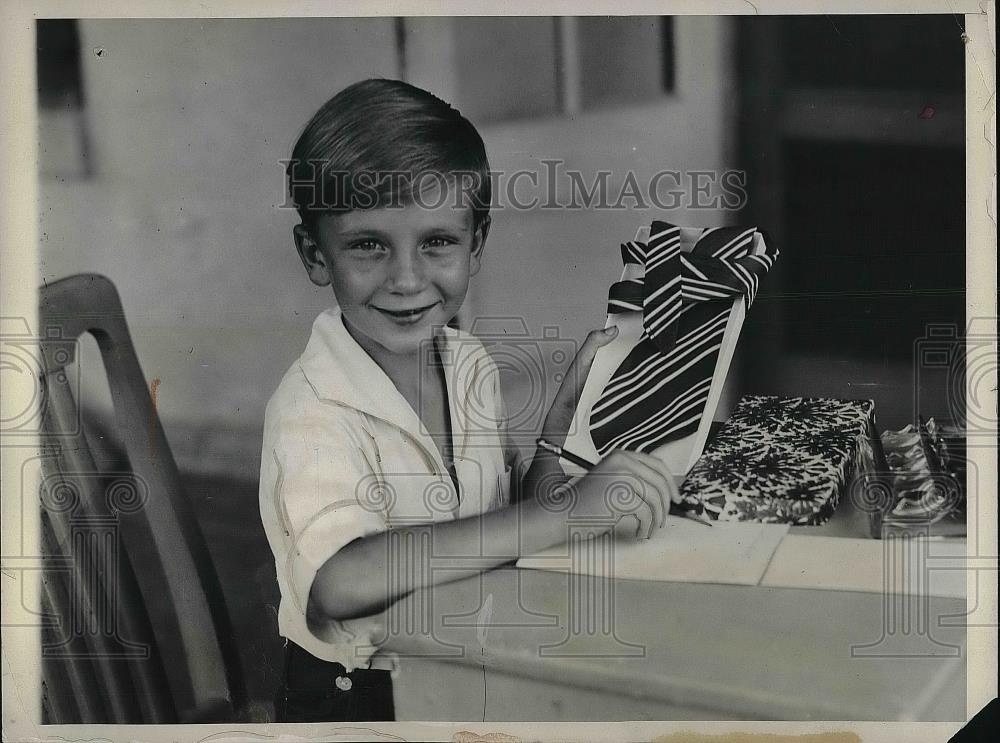 Press Photo Philip Rath , age 6 invalid gets card from Pres. &amp; Mrs Hoover - Historic Images