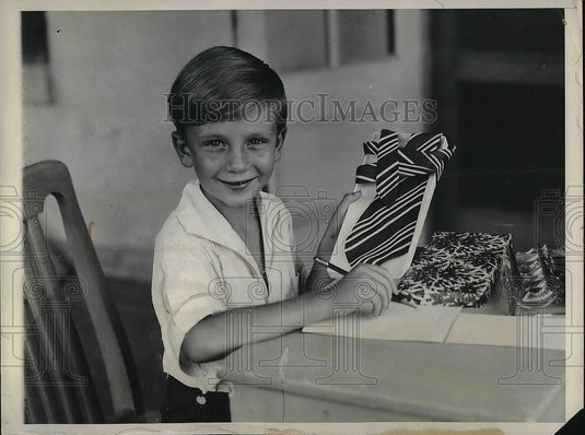 Press Photo Philip Rath , age 6 invalid gets card from Pres. & Mrs Hoover - Historic Images