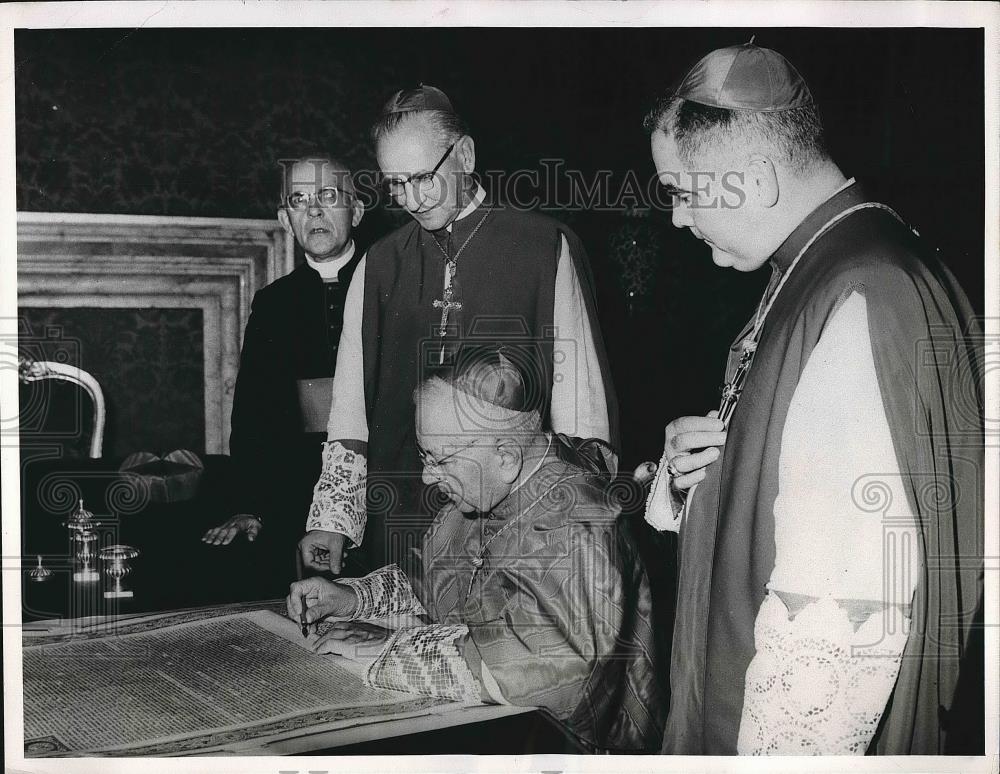 1963 Press Photo Vatican Sec. of State Amleto Cardina Cicognani signed decree. - Historic Images