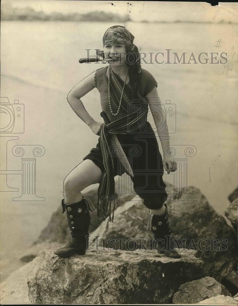 1923 Press Photo Esther Rhodes, prominent Los Angeles society girl - nea77576 - Historic Images