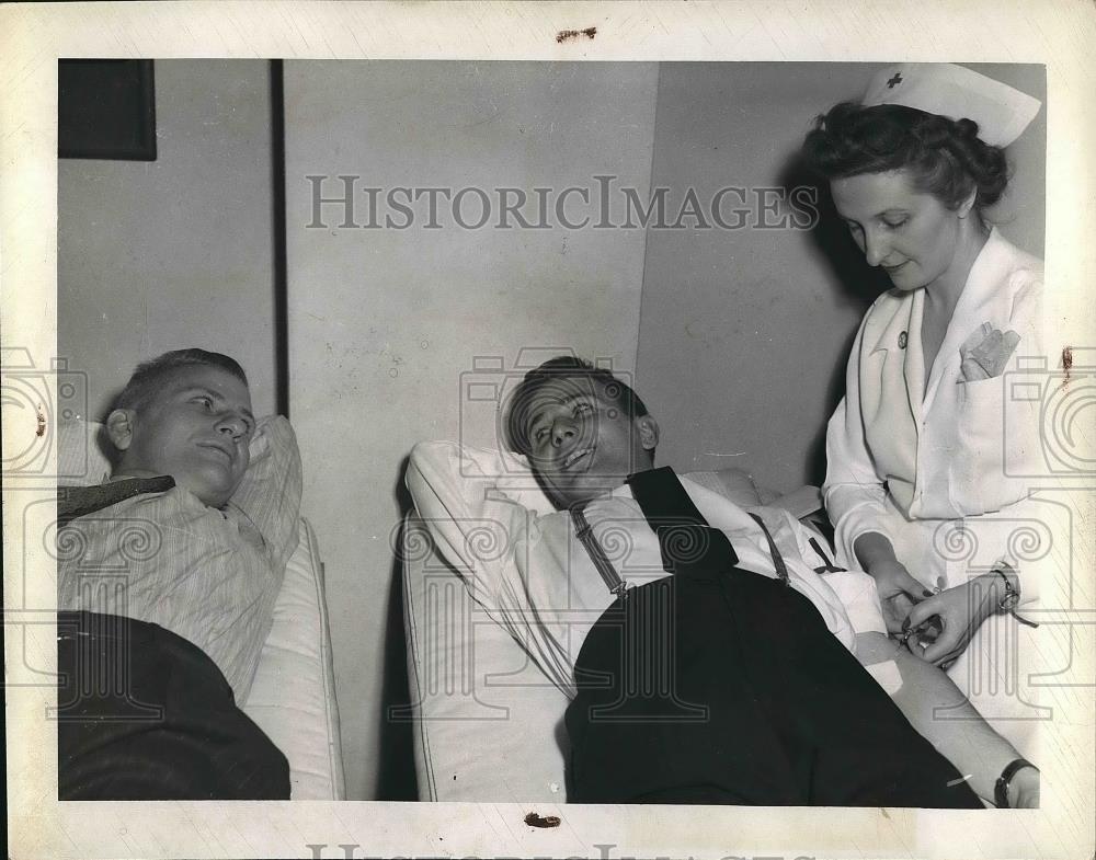 1944 Press Photo Frank Newberger and his son with Mrs. Dorothy Grieder - Historic Images