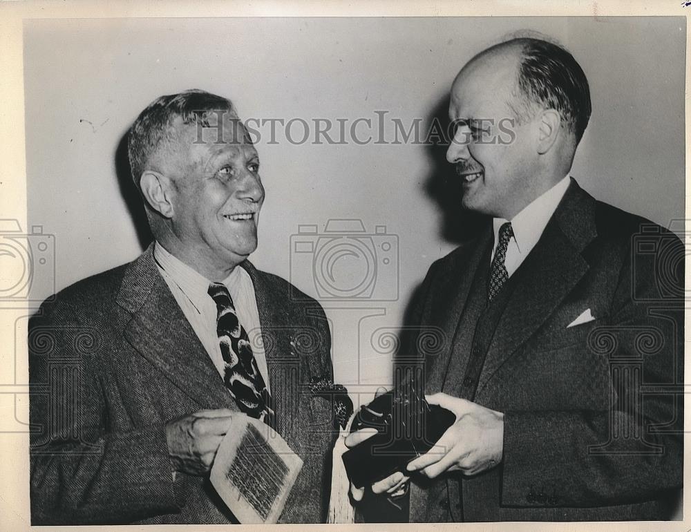 1945 Press Photo Hugh Matier, Dr. Richard Fuller with historic jade from China - Historic Images