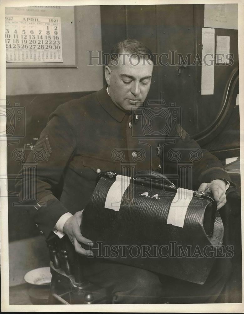 1927 Press Photo Sgt. William Houser Handles Evidence Helen Konkal Bag Robbery - Historic Images