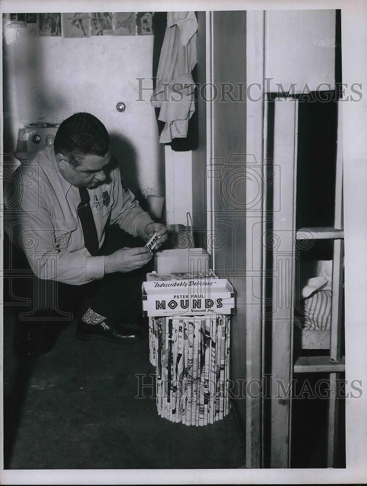 1956 Press Photo Deputy Sheriff Jogn Dybon Inspecting County Jail Cleveland - Historic Images