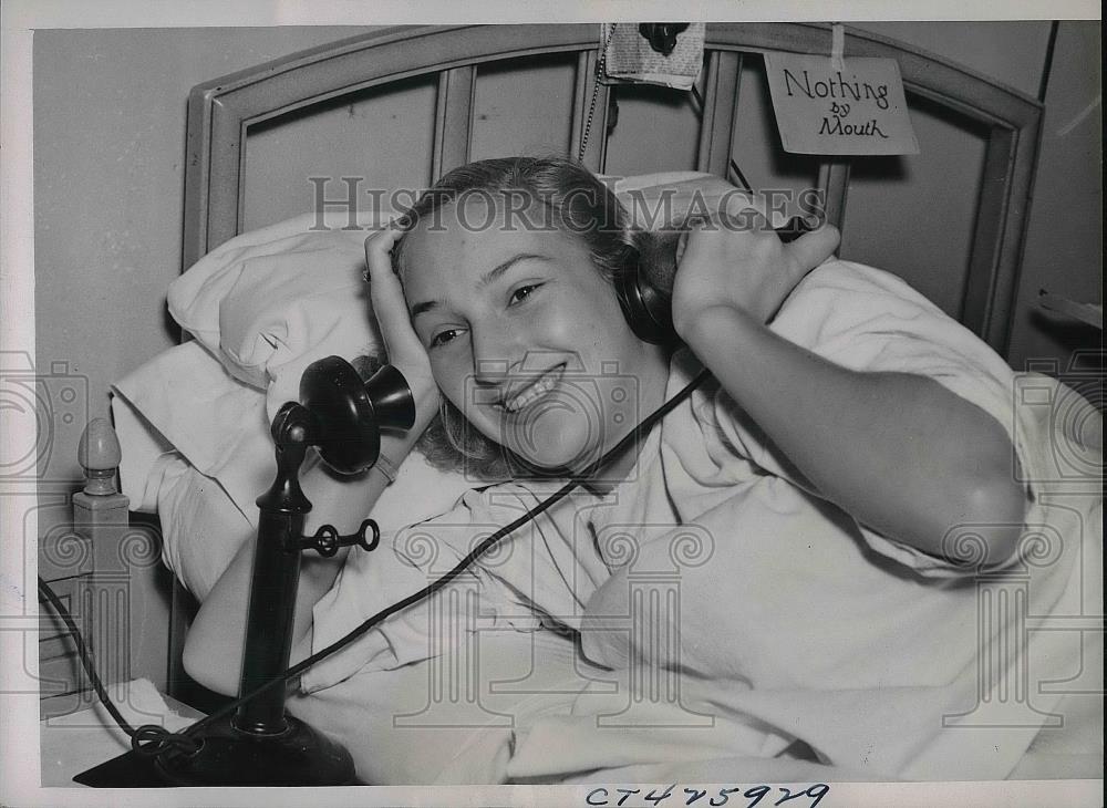 1937 Press Photo Bernice Gurevitz swallowed a 6-inch spoon is shown recuperating - Historic Images