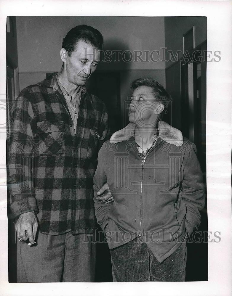 1958 Press Photo Raleigh Robinette with his father surrendered for slaying. - Historic Images