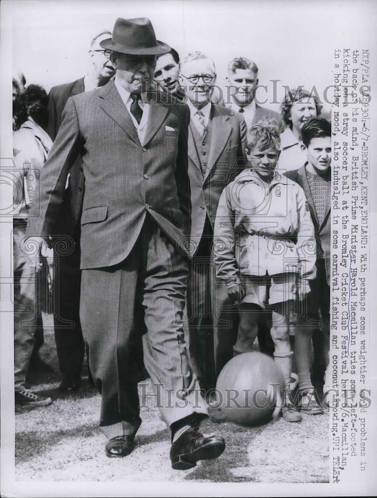 Press Photo British Prime Minister Harold MacMillan kicking soccer ball - Historic Images