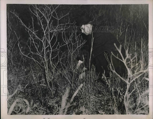 1936 Press Photo Detective Inspecting Area Where Acid Murder Victim was Found - Historic Images